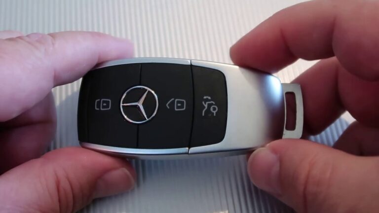 Ancienne Voiture Solido à Clé – Mercedes Noire – À Restaurer