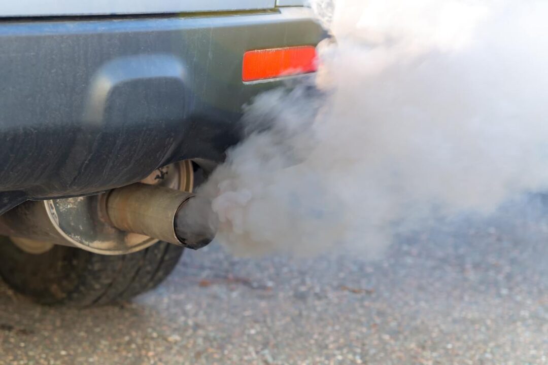 Ma voiture fume blanc et sent mauvais : Causes et solutions [2024]