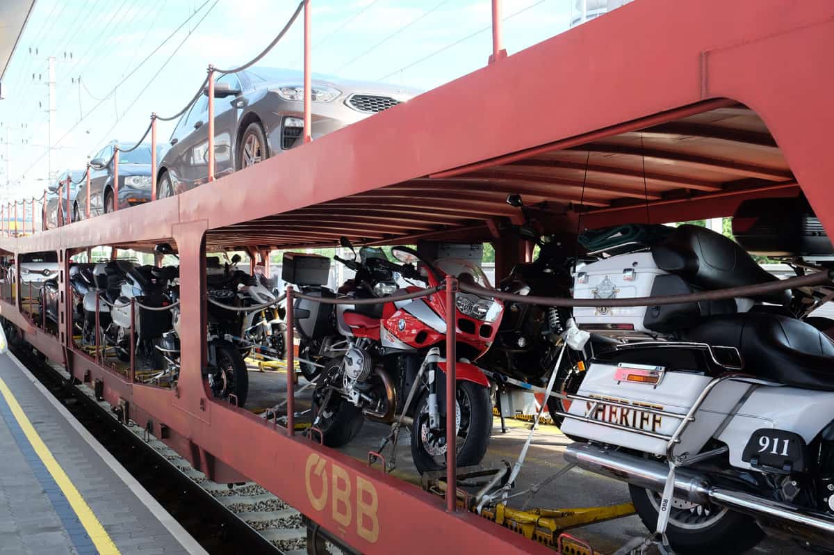 Comment transporter une moto en train : prix & démarche à suivre