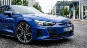 Voiture électrique allemande bleu saphir, design moderne et élégant, gros plan avant.