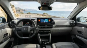 Intérieur moderne avec écran tactile et volant ergonomique d'une Citroën C4 PureTech 155 vue depuis le poste conducteur.