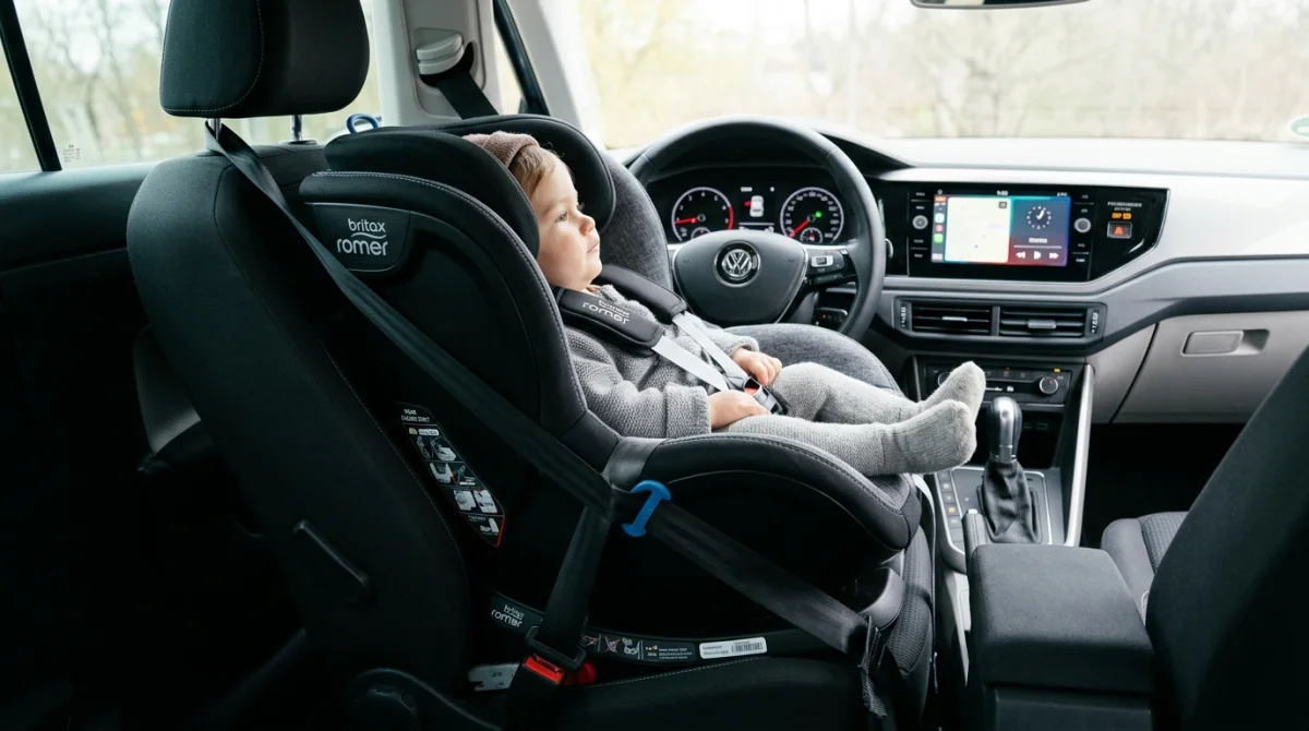 Siège auto rehausseur pour enfant installé en toute sécurité sur le siège passager avant d'une voiture moderne.