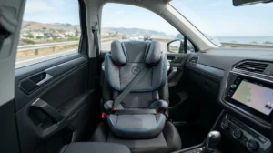 Siège rehausseur moderne installé sur le siège passager avant d'une voiture pour illustrer la sécurité enfant.