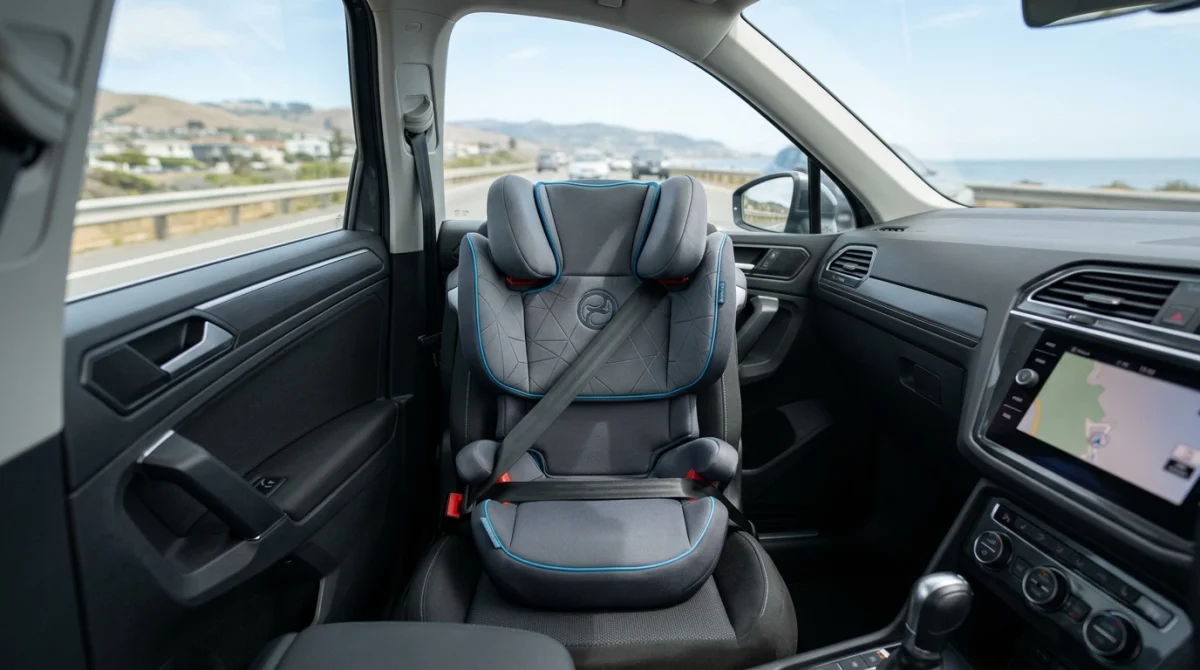 Siège rehausseur moderne installé sur le siège passager avant d'une voiture pour illustrer la sécurité enfant.